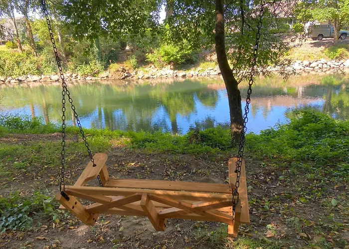 Private Waterfront Retreat Near Downtown Auburn