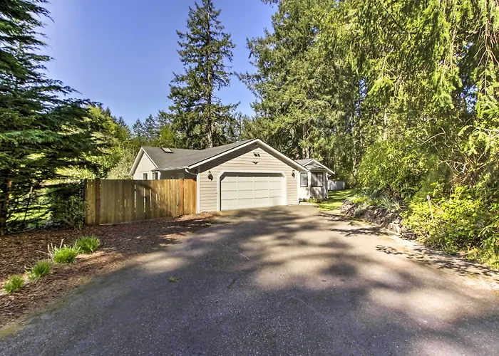 Quiet Lakefront Olympia Home W/ Dock On Half Acre