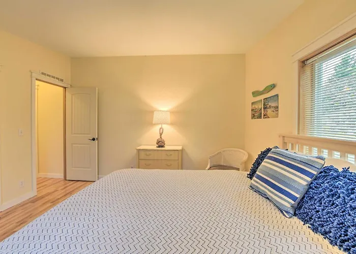Cute Cottage W/ Deck Walk 115 Ft To Brewery & Cafe